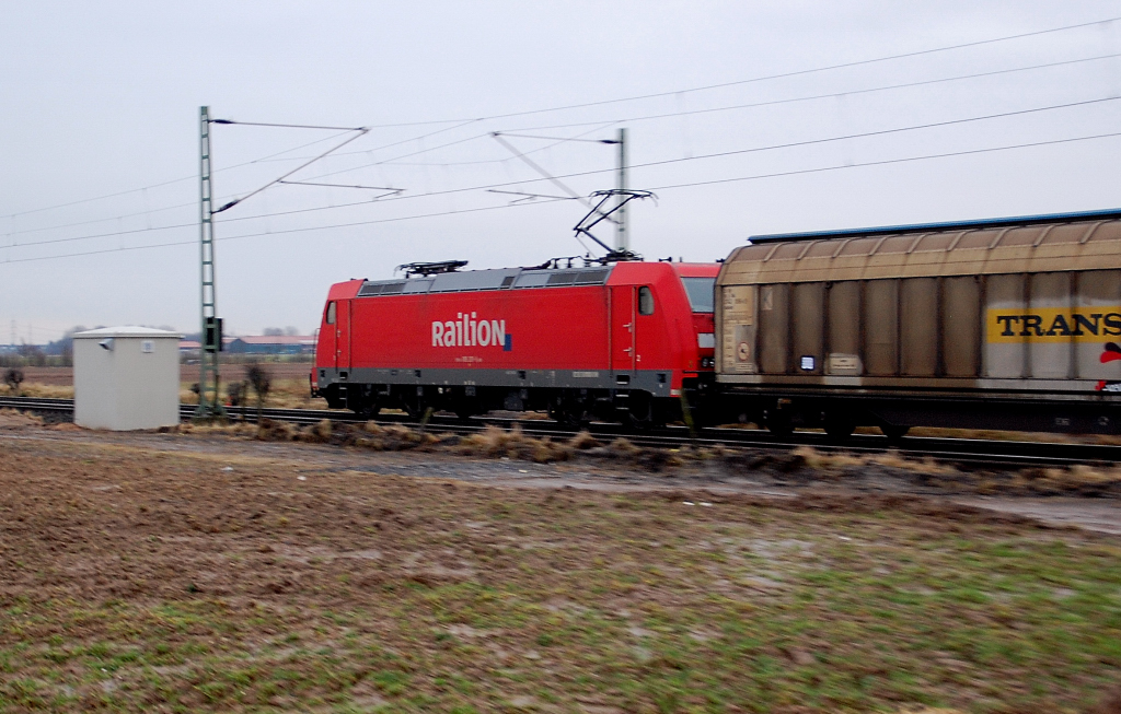 185 201-1 mit einem Gterzug von Neuss in Richtung Kln fahrend am 11.1.2011 in Allerheiligen.