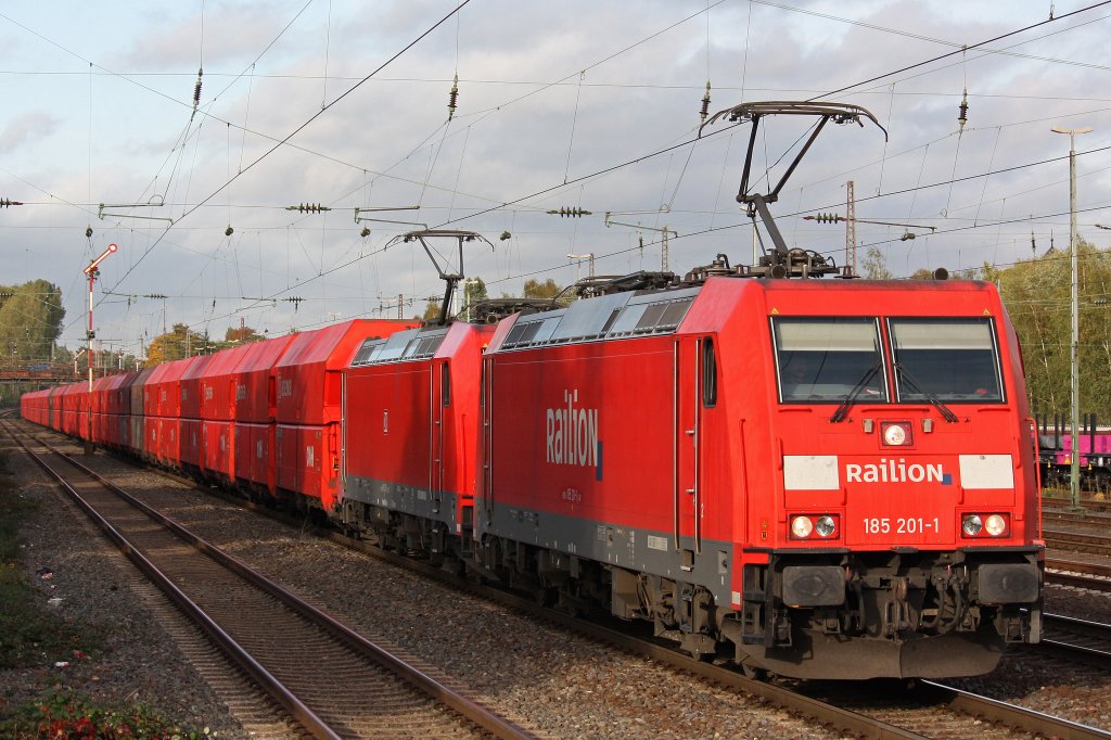 185 201 und 185 3xx zogen am 16.10.12 einen Kohlezug durch Dsseldorf-Rath.