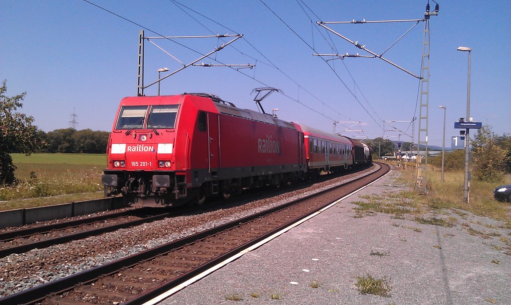 185 201 mit der Regionalbahn, hm mit einem gemischten Gterzug am 15.08.2012 in Gundelsdorf. 
