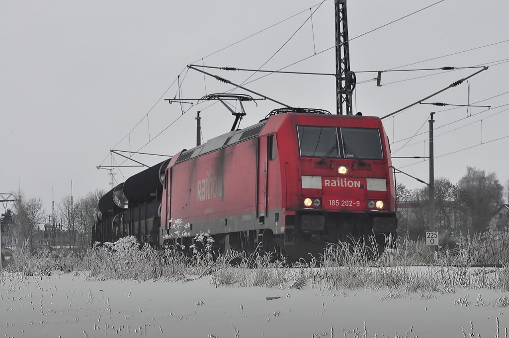 185 202 kommt mit einem  R�hrenzug  aus Richtung Greifswald die Berliner Kurve in Stralsund runter nach Mukran am 08.12.2010