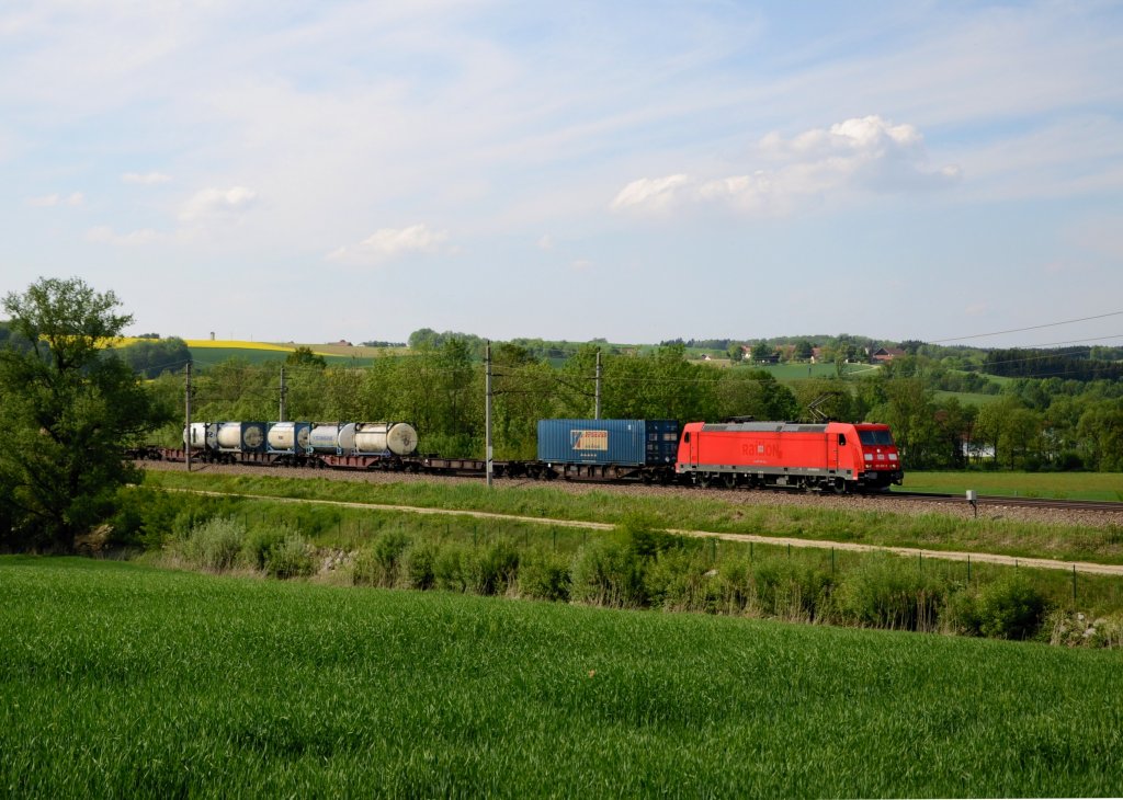185 202 mit einem Containerzug am 09.05.2013 bei Taufkirchen an der Pram.