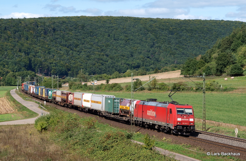 185 203-7 rollt am 6.09.12 mit einem Containerzug durch das Maintal bei Harrbach Sdwrts.