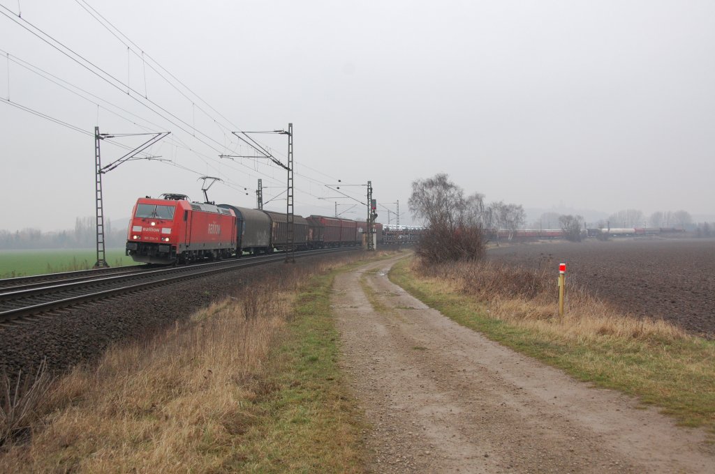 185 204-5 hier mit ihrem gemischten Gterzug im Leinetal unterhalb der vernebelten Marienburg zwischen Nordstemmen und Elze, 29.01.2012. 
