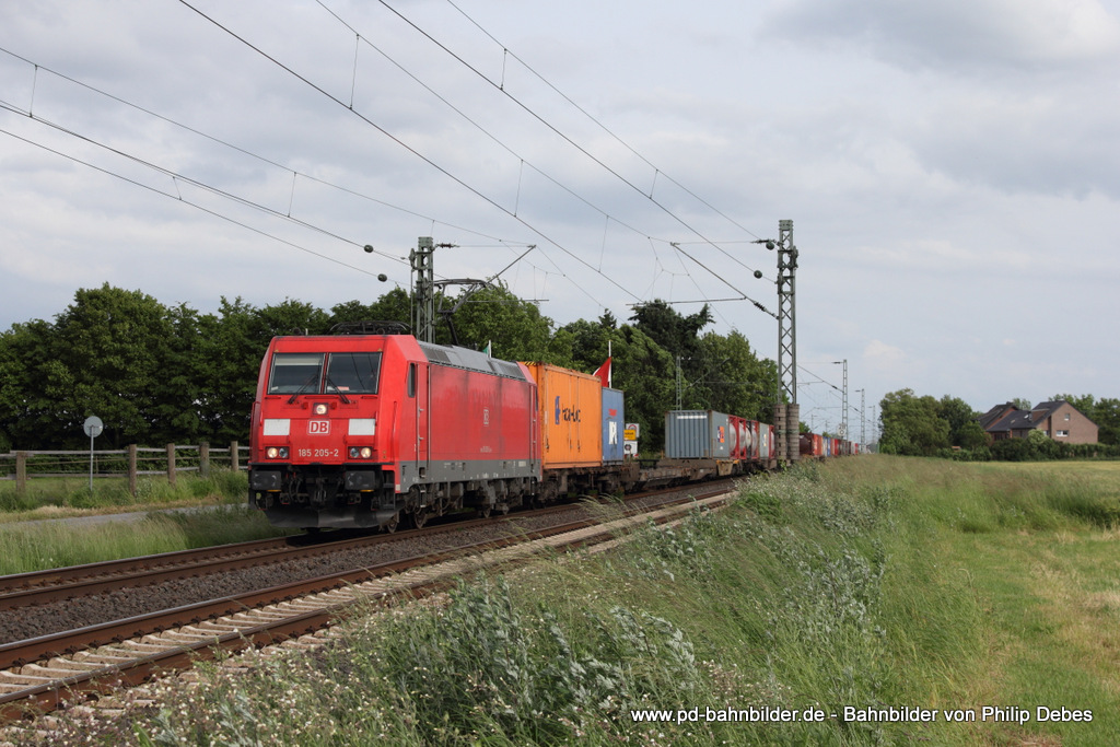 185 205-2 (DB) fhrt am 15. Juni 2013 um 18:29 Uhr mit einem Gterzug durch Elvekum