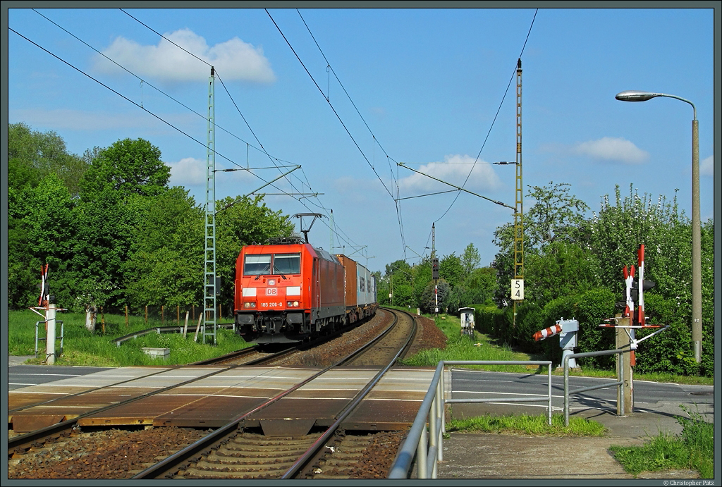 185 206-0 rollt am 13.05.2013 mit einem Containerzug durch Dresden-Stetzsch.