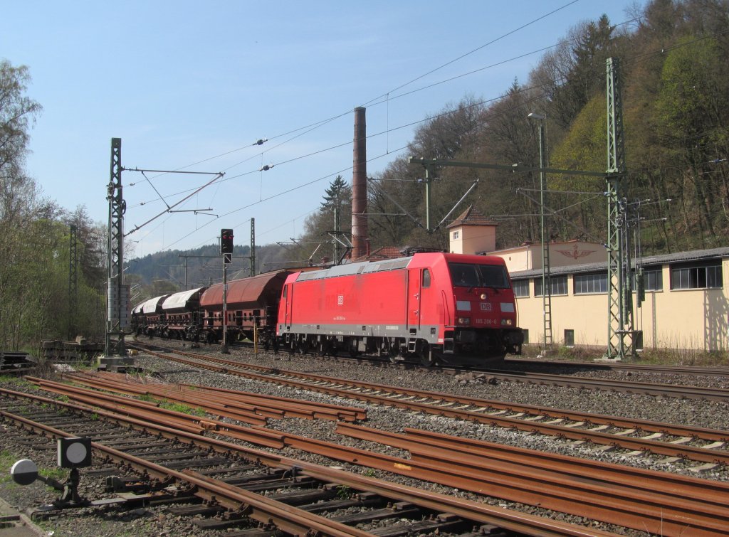 185 206-0 zieht am 24. April 2013 einen gemischten Gterzug durch Kronach in Richtung Saalfeld.