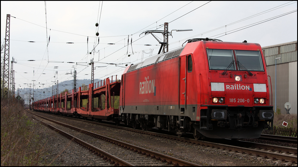 185 206 (9180 6185 206-0 D-DB) hat den CSQ, Emden - Ingolstadt-Nord, am Haken und hat soeben den ehemaligen Bahnhof Hagen-Kabel durchfahren. (19.04.2010)