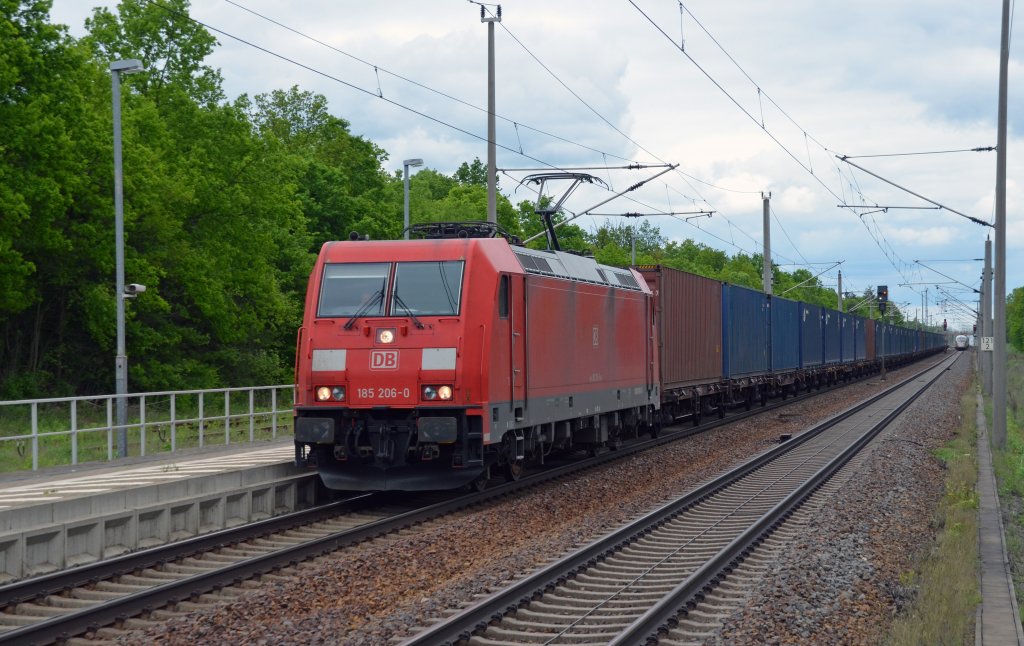 185 206 zog am 20.05.13 einen Containerzug durch Burgkemnitz Richtung Bitterfeld.