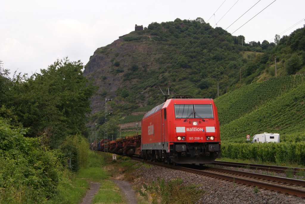 185 208-6 mit einem gemischten Gterzug in Leutesdorf am 02.07.2011