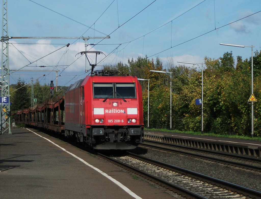 185 208 durchfhrt am 14.Oktober 2011 mit einem leeren Autozug den bahnhof Northeim(HAN) Richtung Gttingen.