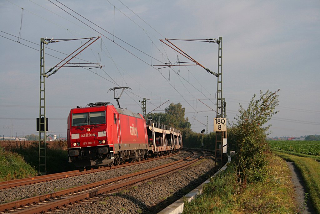 185 209-4 legt sich mit einem leeren ATG-Autoganzzug bei Dortelweil in die Kurve. 03.10.10