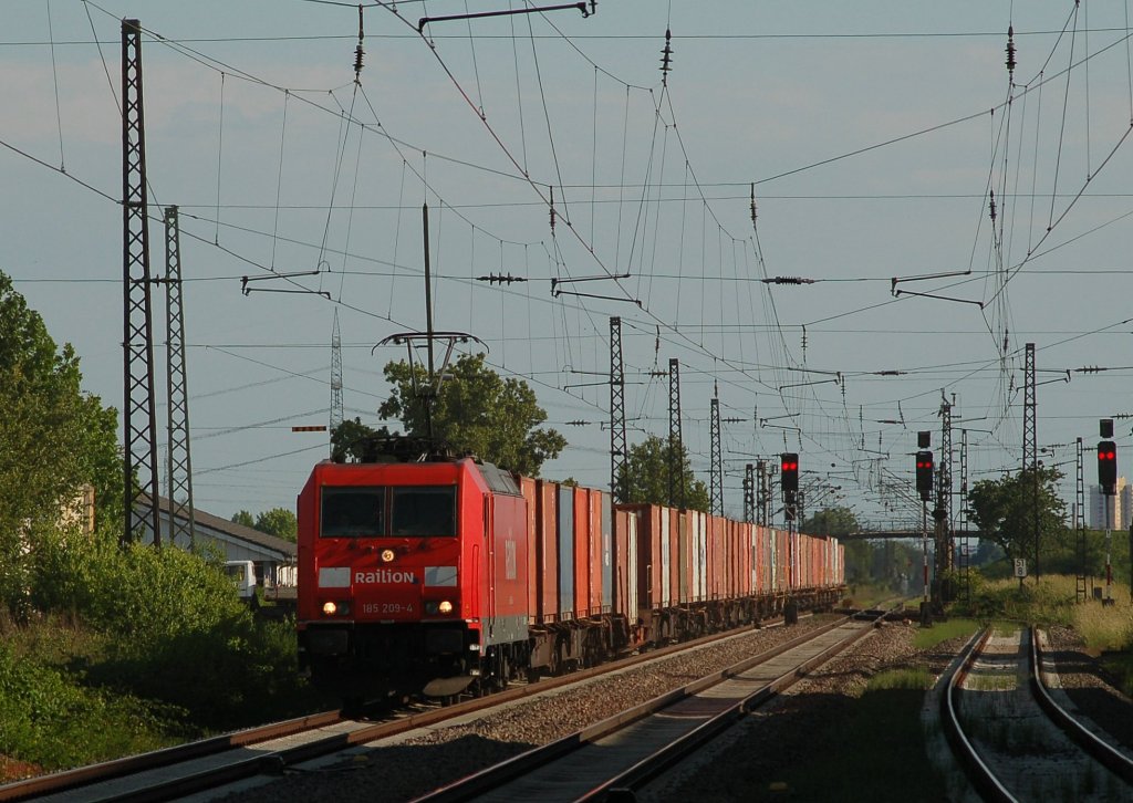 185 209-4 mit Containerzug, fhrt in Bobenheim Roxheim Richtung Worms. 18.05.2011