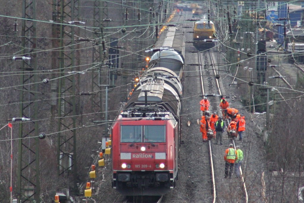 185 209 kmpft sich am 8.1.11 durch die Baustelle in Duisburg-Entenfang 