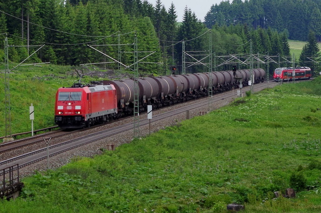 185 209 mit Kesselwagenzug und ET 442 als RB am 08.06.2013 bei der Bastelsmhle. 