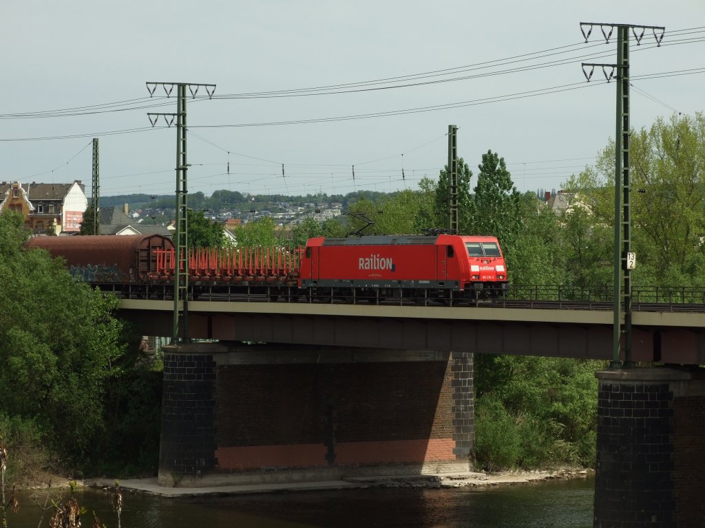185 210-2 fhrt mit einem Gterzug ber die Koblenzer Moselbrcke in Richtung Sden.5.5.2010