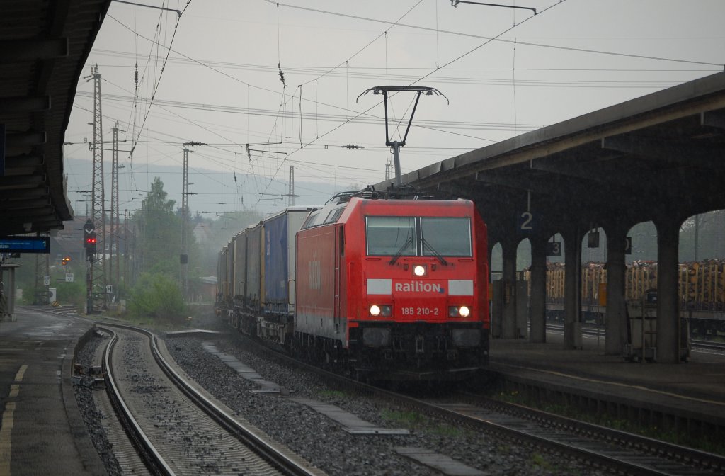 185 210-2 mit einem KLV-Zug am 28.4.2011 in Kreiensen, whrend eines Gewitterschauers.