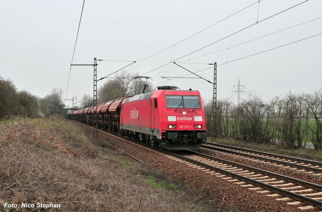 185 210-2 mit Kaliprodukten auf der Fahrt nach Lehrte (Ahlten 08.04.10)