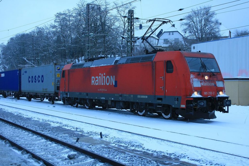 185 210 wartet am 27. Dezember in Kreiensen auf Gleis 4. Aufgrund einiger IC und ICE Umleiter und auch aufgrund einer Strung am Zug.