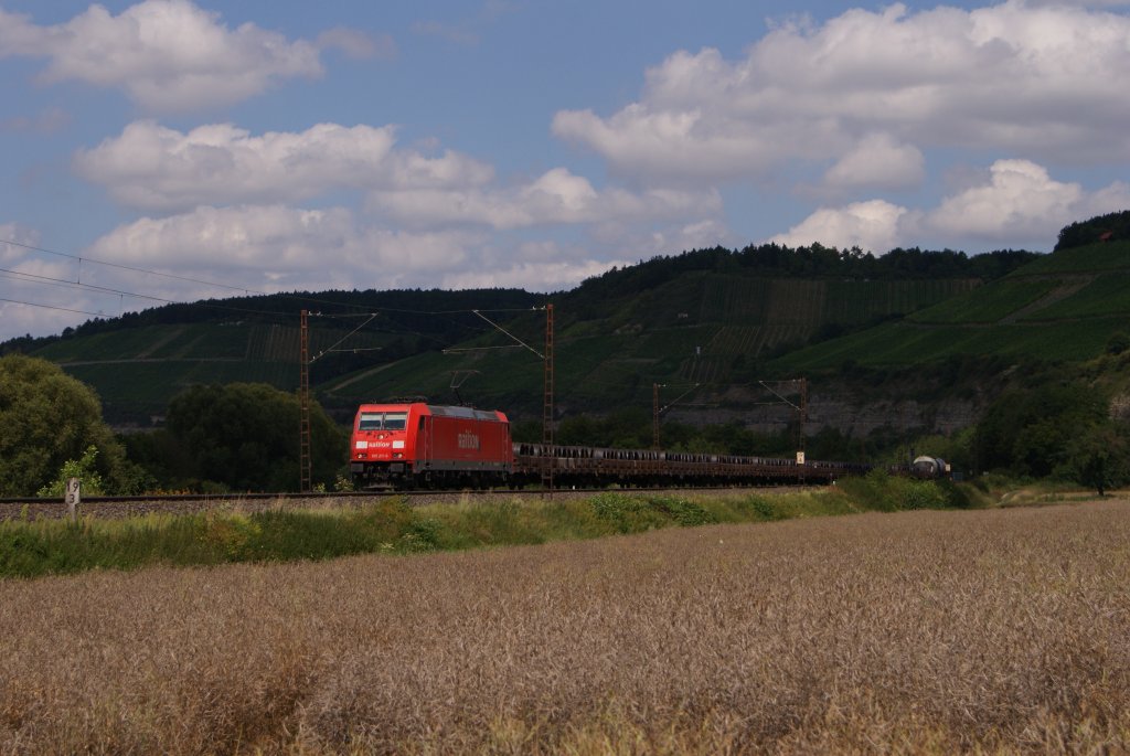 185 211-0 mit einem gemischten Gterzug in Himmelstadt am 02.08.2011