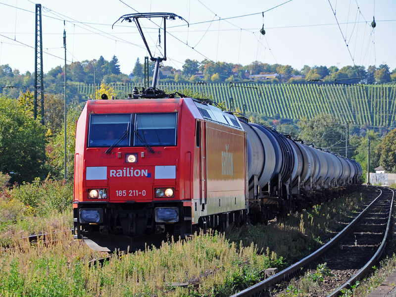 185 211-0 mit einem Kesselzug bei der Durchfahrt durch Stuttgart-M�nster Bhf. am 22.09.2010