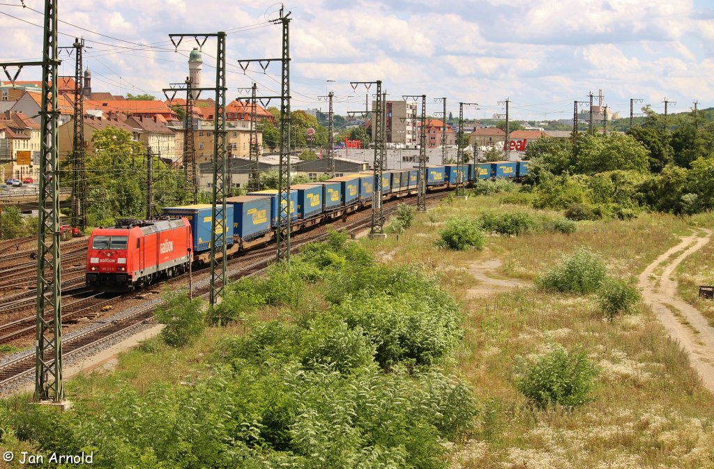 185 211 zog am 03.08.2012 ihren Lkw-Walter Gterzug in den Wrzburger Hbf.