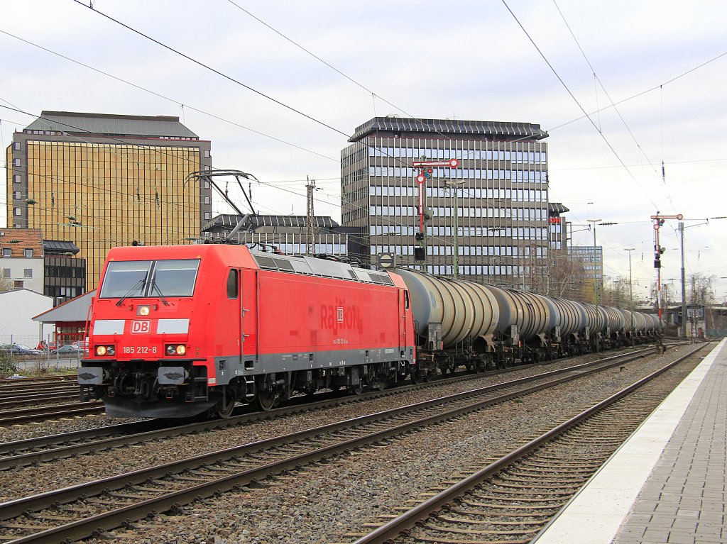 185 212-8 mit einem Kesselzug am 15.12.2012 in Düsseldorf Rath.
