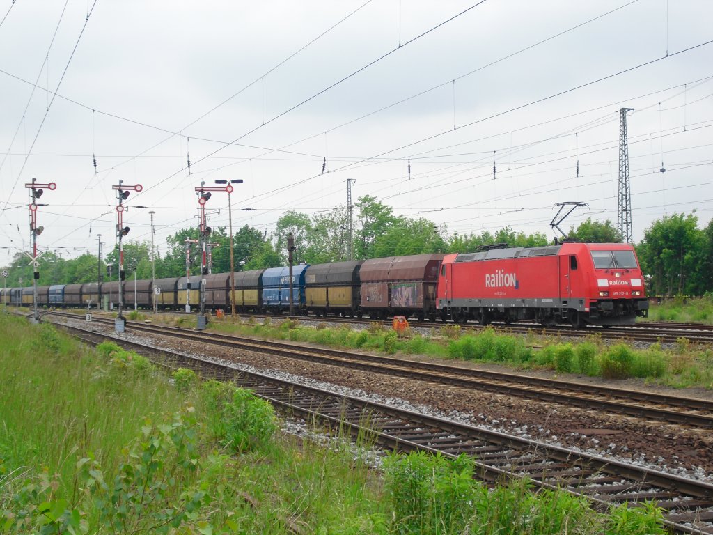 185 212-8 mit einem Kohlenzug bei der Einfahrt in Altenburg, am 27 05.10.