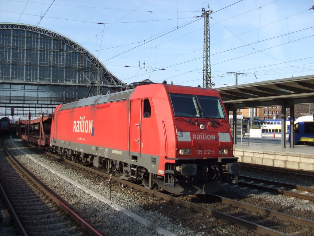 185 212-8 zieht leere Autotransportwagen durch den Bremer Hauptbahnhof. 20.10.2011.