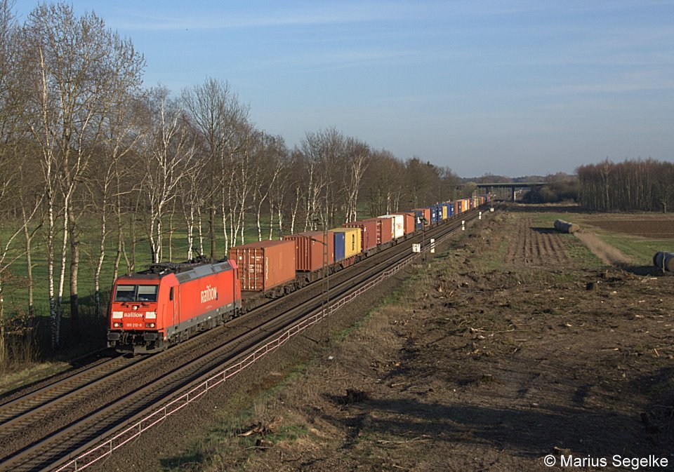 185 212 zieht am 30.03.12 einen Containerzug bei Borstel in Richtung Maschen.