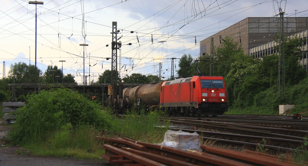 185 213-6 DB kommt aus Richtung Kln,Aachen-Hbf mit einem langen Kesselzug aus Ludwigshafen-BASF nach Antwerpen-BASF(B) und fhrt in Aachen-West ein in der Abendsonne und Gewitterwolken am Abend vom 20.6.2013.