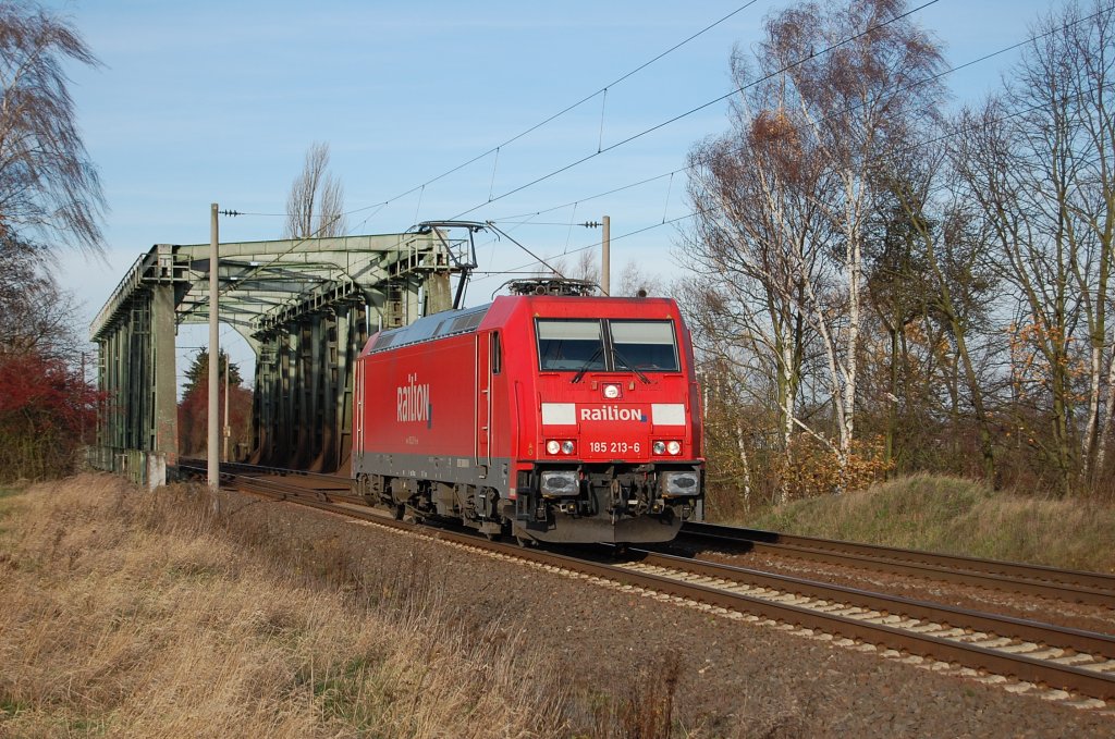 185 213-6 Railion am 19.11.2009 nach �berquerung des Mittellandkanals bei Peine