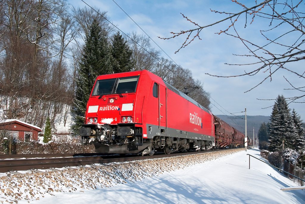 185 213 fhrt mit diesem Ganzzug Richtung Westen. Die Aufnahme entstand heute Vormittag, am 10.12.2010, wenige Minuten vor 11:00 kurz vor Tullnerbach-Pressbaum. 