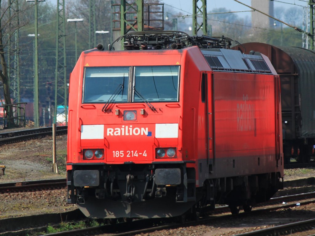 185 214-4 rangiert am 06.04.2012 in Aachen West. Auf der Seite spiegelt sich eine auf dem Nachbargleis abgestellte 151er.