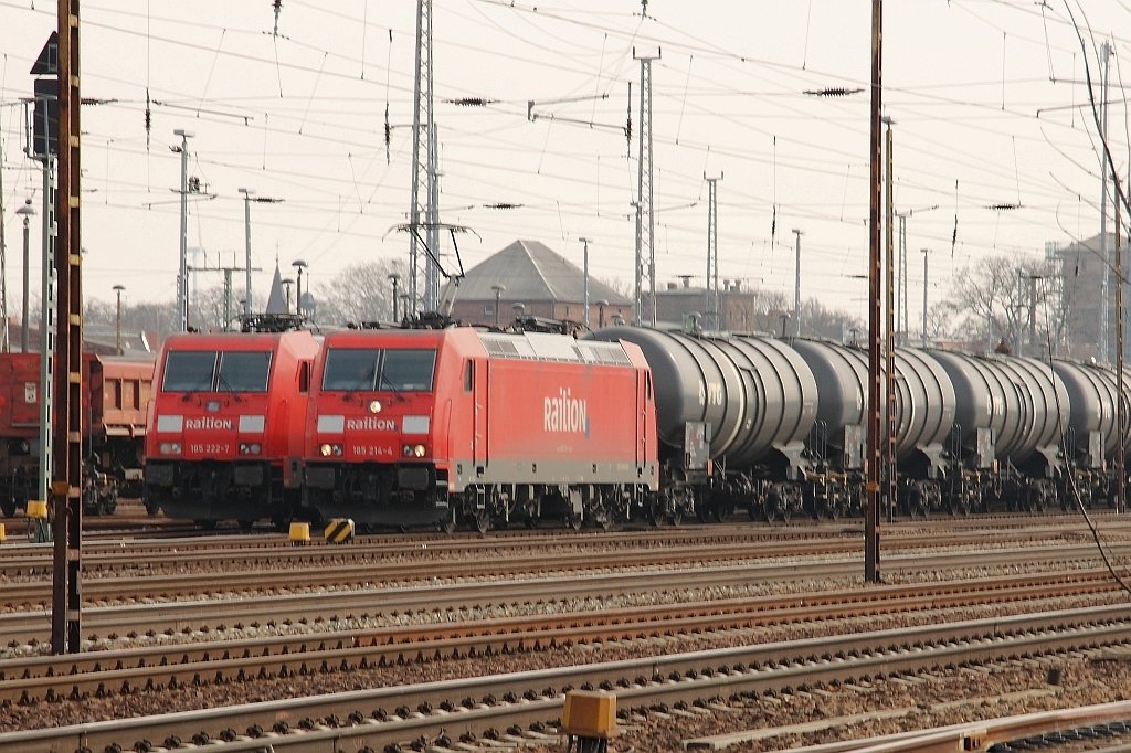185 214 fhrt mit einem Kessselwagenzug an der abgestellten 185 222 vorbei, Angermnde 19.03.2010