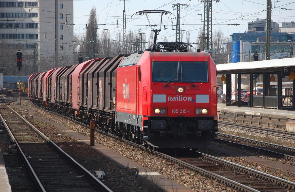 185 215-1 mit einem Stahlzug am 25.03.2010 in Mnchen Ost