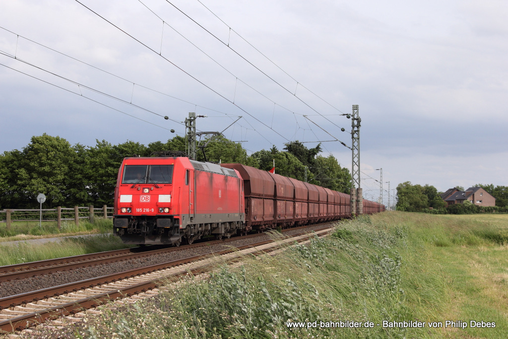 185 216-9 (DB) fhrt am 15. Juni 2013 um 18:15 Uhr mit einem Gterzug durch Elvekum