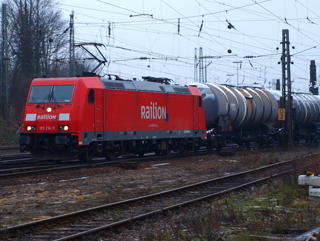185 216-9 zieht einen Kesselzug aus den Aachener Westbahnhof richtung K�ln.
