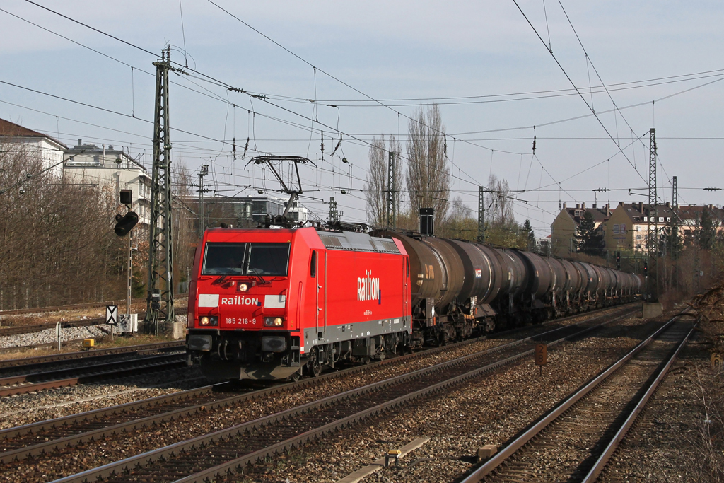 185 216 mit einem Kesselwagenzug am 24.03.2011 am Heimeranplatz in Mnchen.