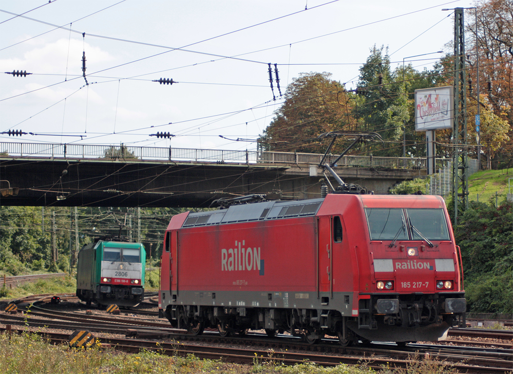 185 217-7 und 2806 im Hintergrund beim Umsetzten in Aachen-West, 11.9.10