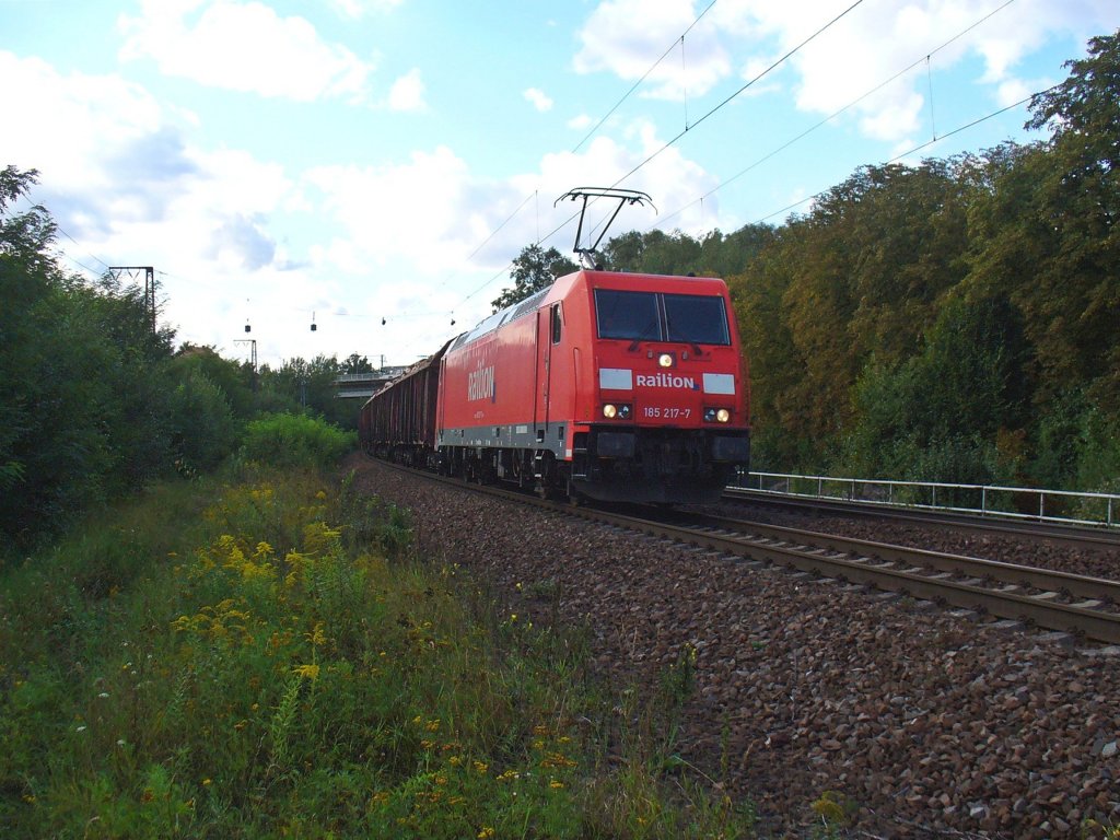 185 217-7 zieht einen Holzzug am 05.09.2011 bei Kaiserslautern in richtung Mannheim
