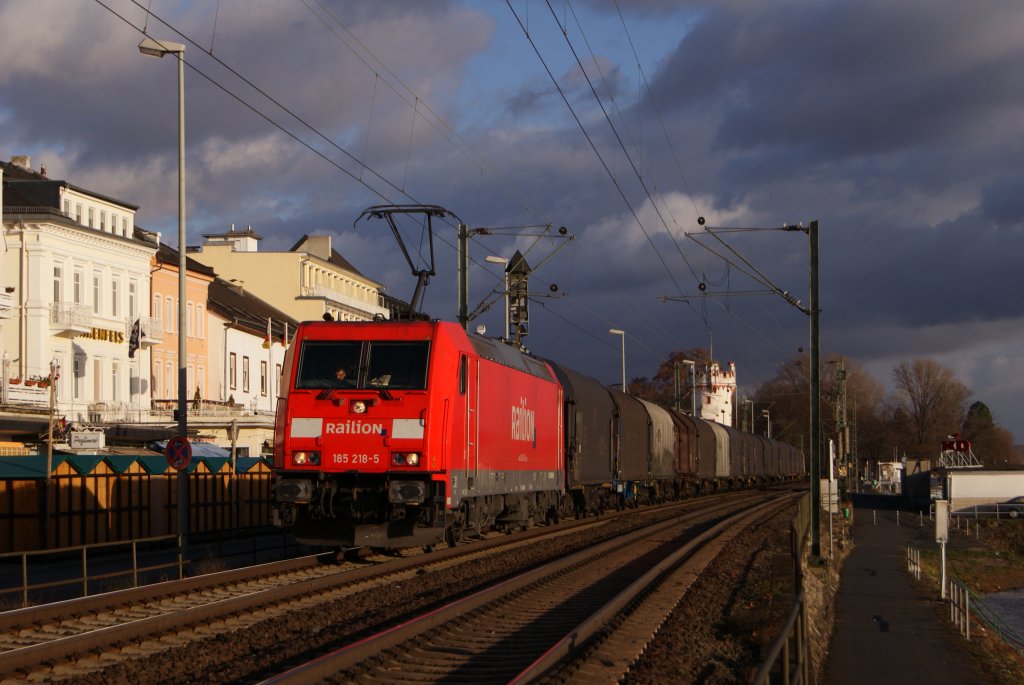 185 218-5 mit einem gemischten Güterzug in Rüdesheim (Rhein) am 17.12.2011