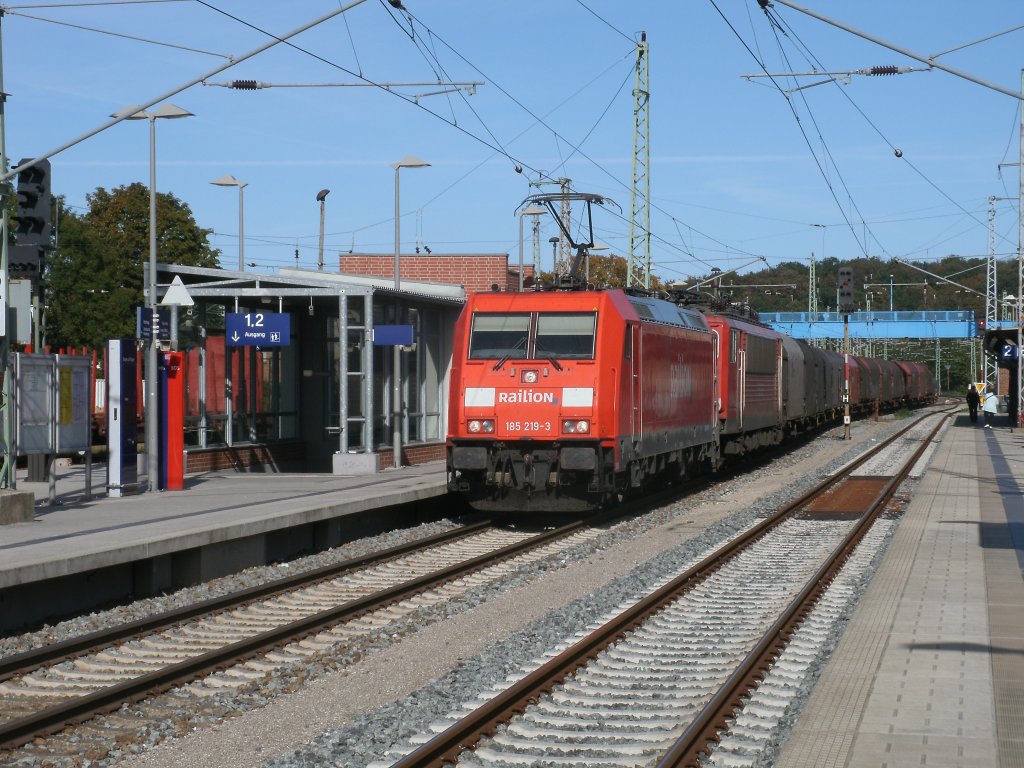 185 219 und 155 117 fuhren,am 27.September 2011,zusammen durch Bergen/Rgen von Mukran nach Seddin. 