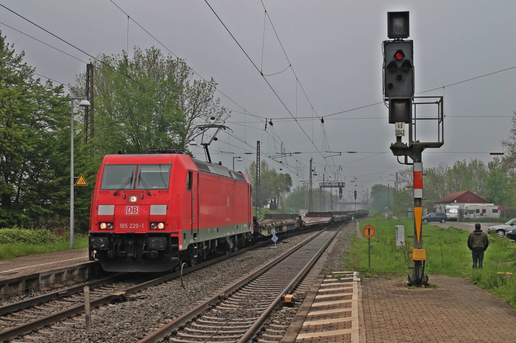 185 220-1 bei der Durchfahrt am 02.05.2013 mit einem leerem Autozug auf der KBS 703 in Kenzingen.