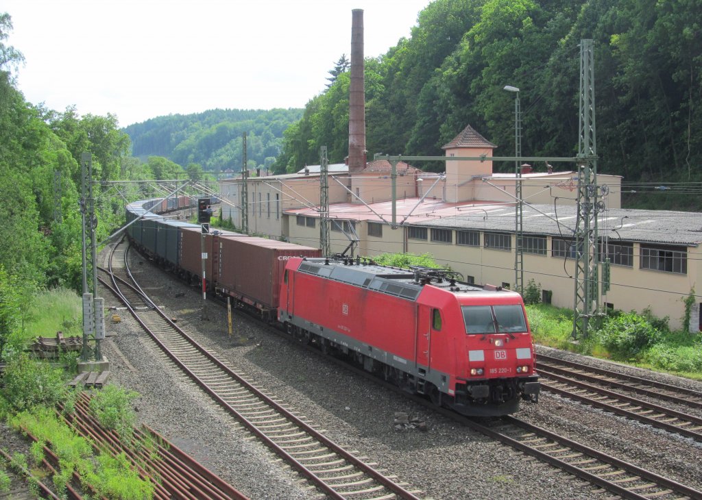 185 220-1 zieht am 07. Mai 2013 einen Containerzug durch Kronach.