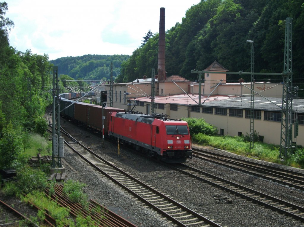 185 220 zieht den Cronos-Containerzug am 07.Juni 2013 durch Kronach Richtung Saalfeld.