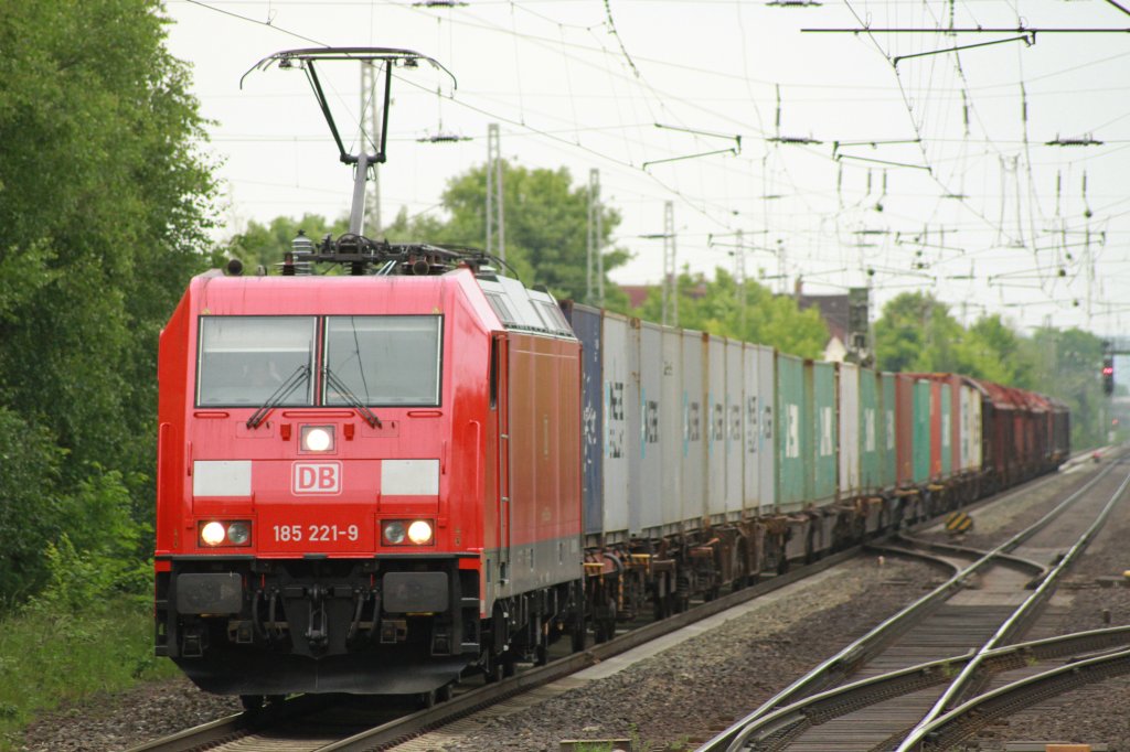 185 221-9 mit einem Schachtelzug am 31.05.2013 kurz vor Sarstedt. 