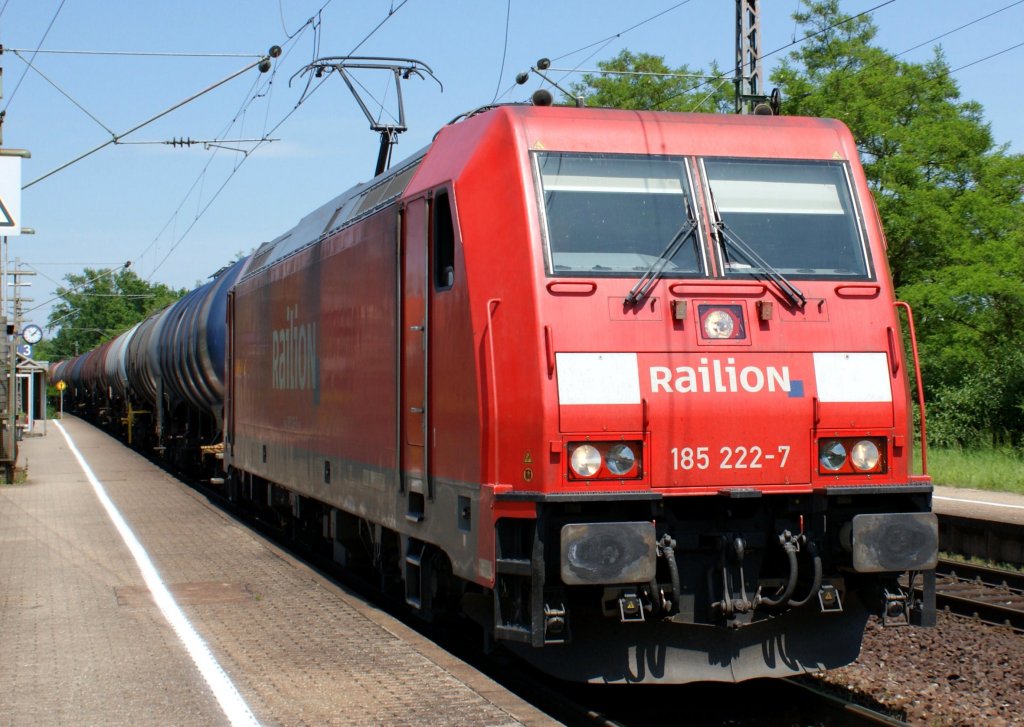185 222-7 durchfhrt mit einen Kesselzug den Bahnhof Georgensmnd  Richtung Mnchen am 10.06.2010 