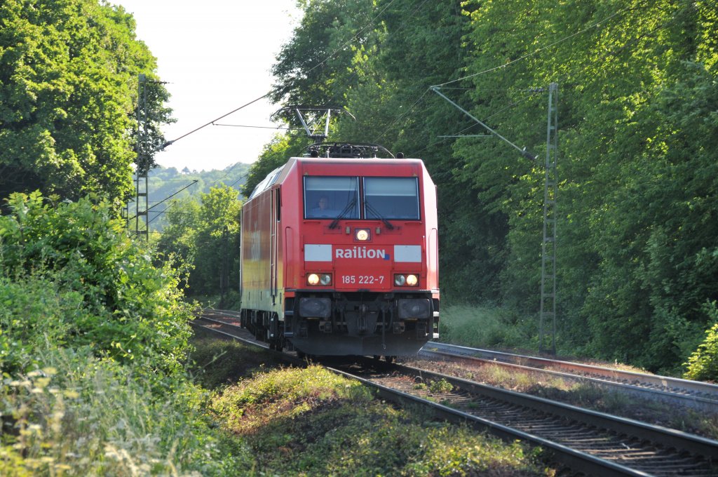 185 222-7 hat einem schweren Gterzug in der Steigung bis zum Gemmenicher Tunnel Schubhilfe geleistet, und kehrt nun solo wieder zurck nach Aachen-West. Aufgenommen am 01/06/2011.