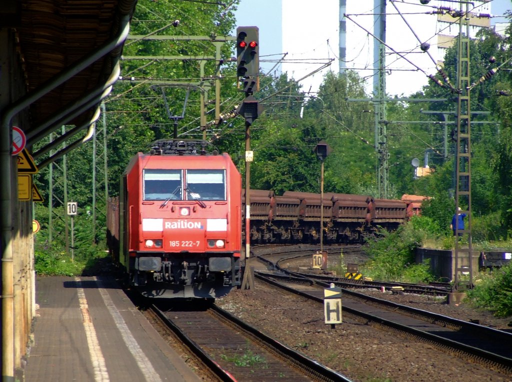 185 222-7 mit Gterzug fhrt am 06.08..2010 durch den Bf Bonn-Beuel Richtung Sden.