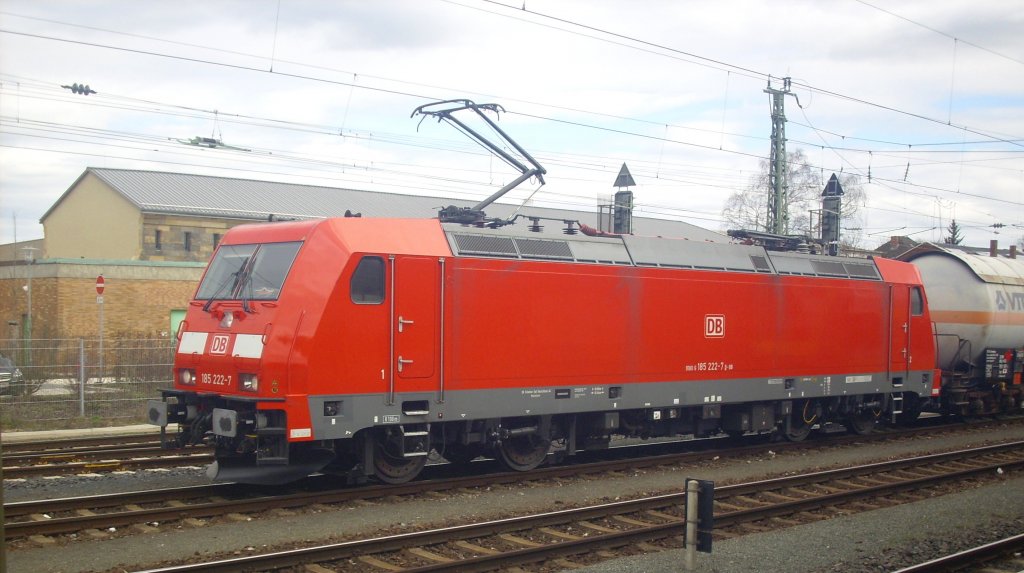 185 222-7 wartet im Bahnhof Bamberg auf die Ausfahrt 14.04.2013